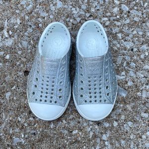 Native kids Jefferson shoes- silver glitter c7